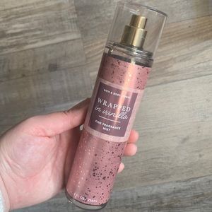 Bath& body works mist : Wrapped in Vanilla 🩶